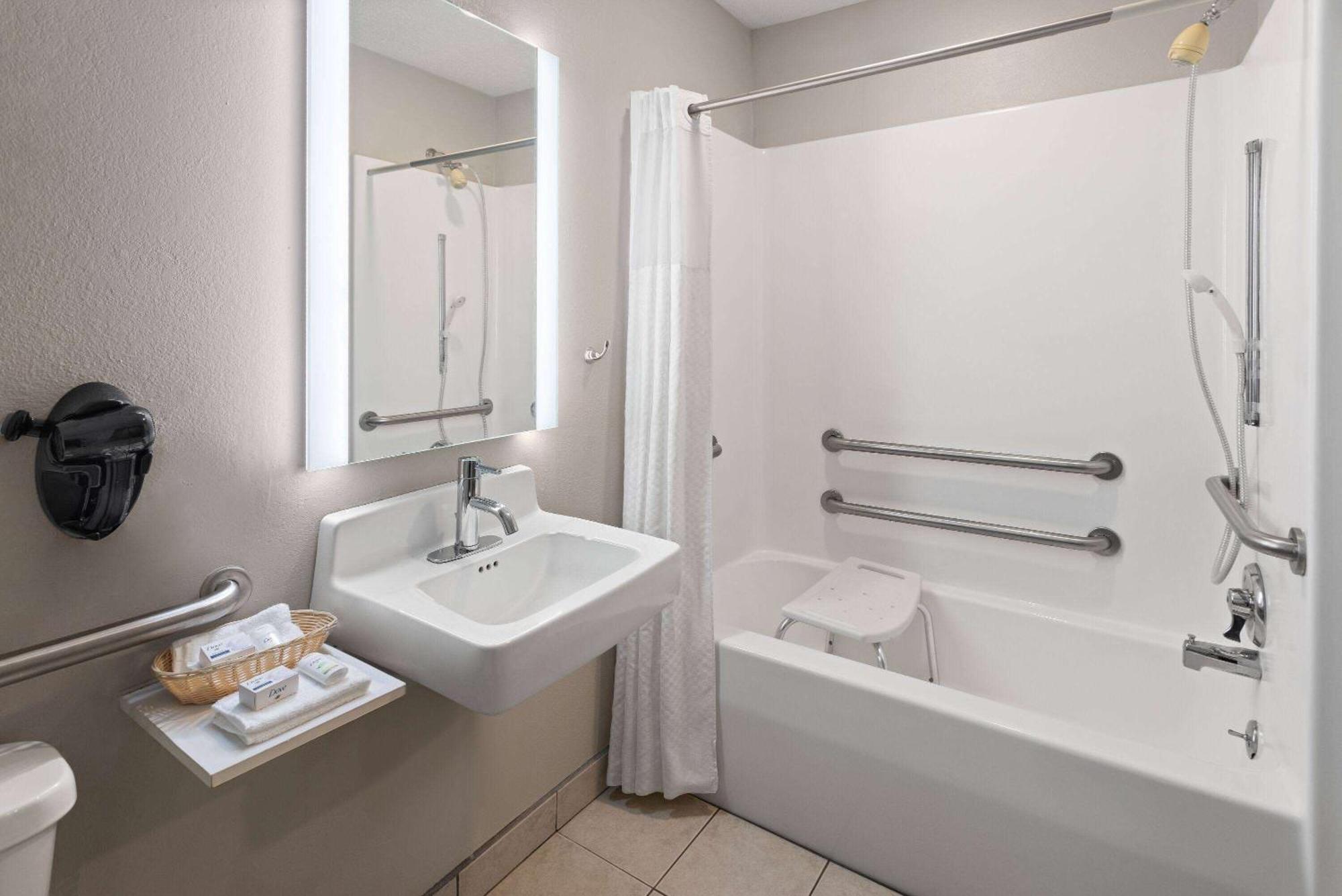 Hotel Baymont By Wyndham Lagrange Extérieur photo