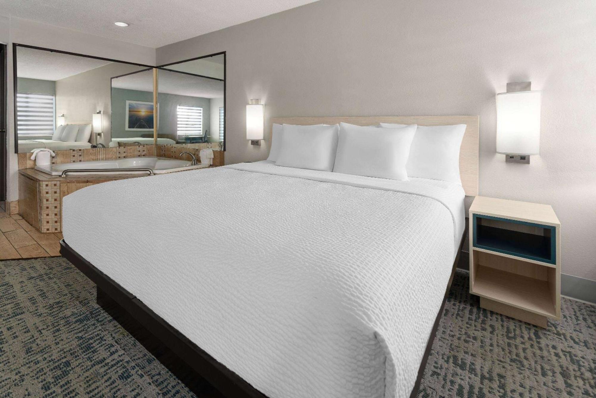 Hotel Baymont By Wyndham Lagrange Extérieur photo