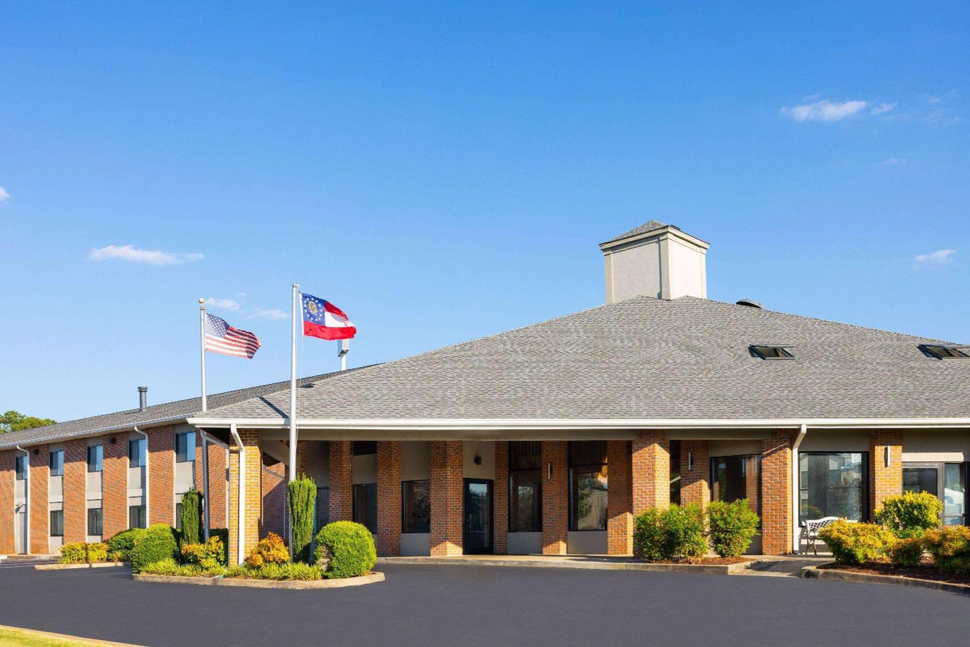 Hotel Baymont By Wyndham Lagrange Extérieur photo