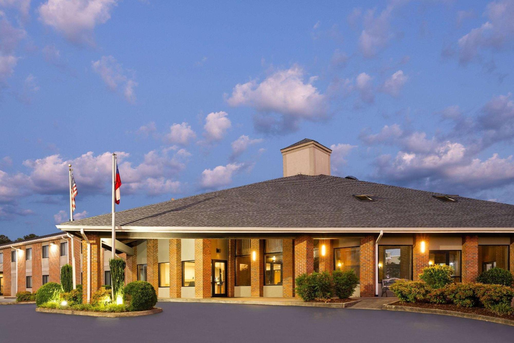 Hotel Baymont By Wyndham Lagrange Extérieur photo